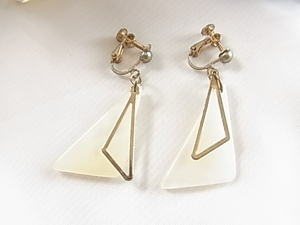 ビンテージ／ヴィンテージ　カルピスカラーの乳白色　直角三角形のプレートに金色のオープン直角三角形の揺れる素敵なデザインイヤリング■