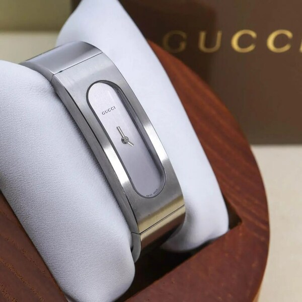 ◆美品 稼働 GUCCI 腕時計 2400S レディース 外箱付 新品電池 x