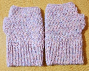 薄々ピンクと薄々紫色のグラデーション毛糸で(玉編とゴム編みで編んだ可愛いハンドウォーマー) です。