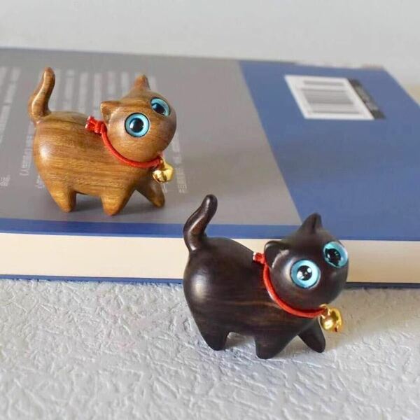 木製 ねこ 置物 2個セット 幸運 招き猫 茶色 猫 黒色 木彫り 縁起物 猫 猫好き ファン 置物 青い目 かわいい 癒し 2匹 茶 黒 無垢材 木製