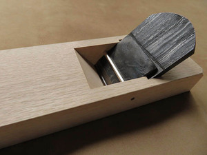 与板鉋 希少　宮本泰男作　上作　『木目』 １寸８分・長期保管・未使用品