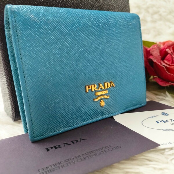 極美品 PRADA プラダ サフィアーノ メタル 二つ折り 折財布 ゴールド金具 ロゴ型押し 小銭入れ コインケース カード入れ SAFFIANO 高級 青