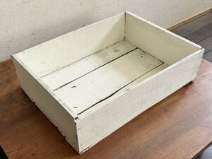 古い 白いペンキの剥げた木箱 収納箱 ウッドケース 道具箱 小物入れ ガーデニング 