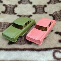 ミニカー　約１０センチ　ピンク　緑　２台まとめて　昭和レトロ　ビンテージ　当時物　レア_画像1