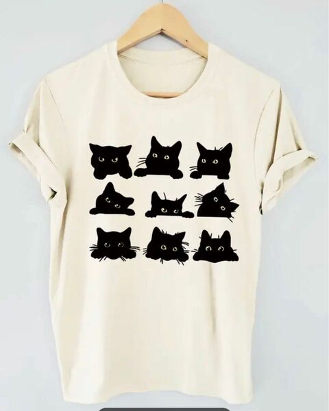 Tシャツ 半袖夏と春にぴったりの、猫のグラフィックプリントが施された編み上げTシャツ。黒猫ちゃんが並んでる、可愛いTシャツ　ねこ