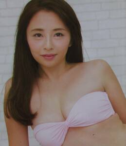 459切り抜き　伊藤あいり　美人OL水着コレクション ビキニ 巨乳 谷間　2017年 2P　　送料120円～