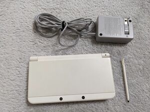 Newニンテンドー3DS ホワイト　本体のみ　タッチペン付き　充電器付き