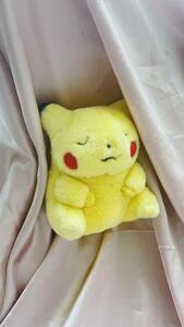 美品 未使用 寝るTOMYピカチュウ　レトロ初期　ポケモン当時物ぬいぐるみ　希少おやすみ　すやすや　お昼寝　眠りpokemon Pikachu入手困難