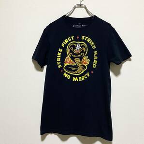 アメリカ古着　コブラ会 STRIKE FIRST　半袖　Tシャツ　COBRA KAI プリント　Sサイズ　コットン　【I236】