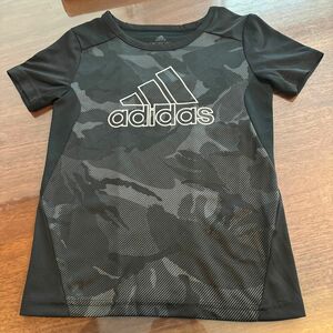 adidas Tシャツ 半袖Tシャツ アディダス　130 トップス　美品　フロントロゴ 半袖