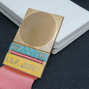 138MAY05【横浜古物】1964 オリンピック 東京大会 I.S.F. JURY バッジ  薄ピンク色リボンの画像1
