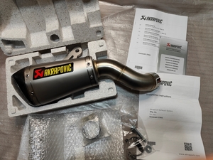 新品★AKRAPOVIC スリップオンマフラー マフラー Z900 2017 2019 2023 KAWASAKI カワサキ S-K9SO4-ASZT