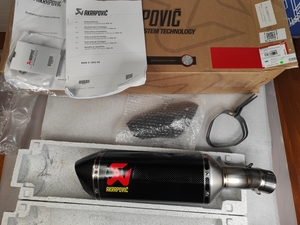 新品★AKRAPOVIC e26 カーボン スリップオンマフラー マフラー S1000XR 2020 2023 BMW S-B10SO13-HZC