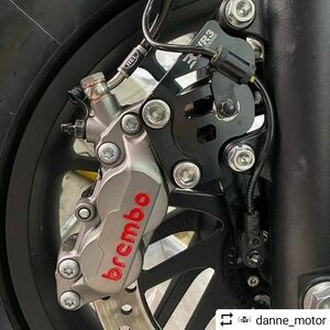 新品★WR3 BREMBO 4POT ブレーキキャリパー用 キャリパーサポート REBEL300 REBEL250 REBEL500 2017 WR3-Front-Caliper-Bracket-Rebel-BK