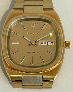 ■【稼働品】 BULOVA ブローバ アンティーク ゴールド色 メンズ 自動巻き スクエア デイデイト シャンパン 純正ブレス 時計 腕時計 