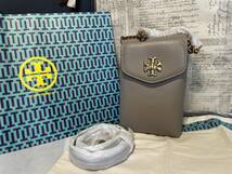 ◆ トリーバーチ クロスボティ モカ アウトレット商品 ◆ TORYBURCH KIRA MIXED-MATERIALS PHONE CROSSBODY_画像2