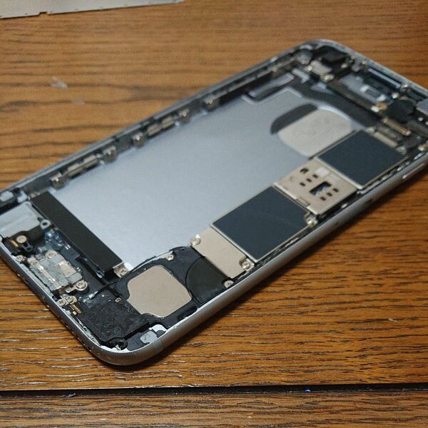 【ジャンク品】iphone6s スペースグレイ ホームボタン、画面、バッテリーなし アクチロック解除済 画面出力NG