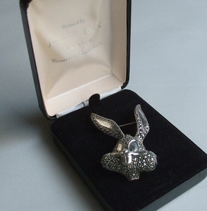 Warner Broswa-na-* Brothers Looney Tunes Bugs Bunny silver silver made brooch secondhand goods * JUDITH JACK Vintage 90s