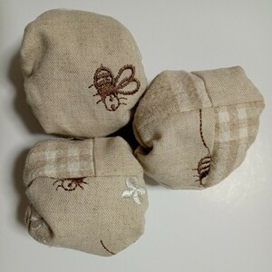 【一点もの♪】お手玉　3個セット　ハンドメイド★蜂　俵型　刺繍　茶　薄茶　ナチュラル　かわいい　男女兼用　知育　昔遊び　