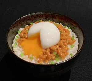 食品サンプル　納豆温泉たまご丼　温玉納豆　器付き