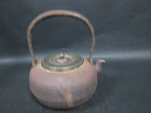 [. fog ]. tea utensils dragon writing . yellow copper cover iron kettle 