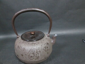 [. fog ]. tea utensils regular . copper yellow copper cover next .. silver keep hand silver .. iron kettle 