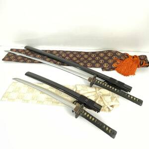 2405501-011 японский меч меч . иммитация меча .. меч полная масса примерно 1239.5g общая длина примерно 105.5cm/ короткий меч полная масса примерно 795.5g общая длина примерно 68cm итого 2 пункт 