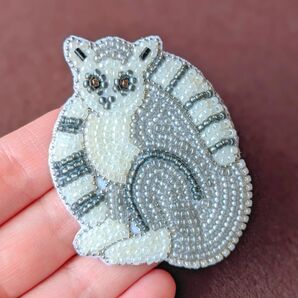 ワオキツネザル ビーズ刺繍ブローチ ハンドメイド