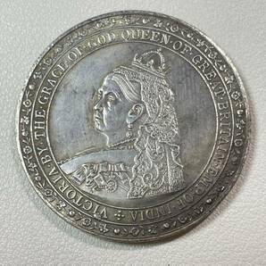 イギリス 硬貨 古銭 ヴィクトリア女王 1887年 「MDCCCLXXXVII」銘 王章 国花 ライオン ユニコーン クラウン コイン 重22.69gの画像2