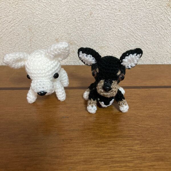 かぎ針編みのスムースコートチワワ2種 白、ブラック&タン 手編みのハンドメイド品