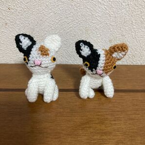 かぎ針編みの三毛猫2種 お座りタイプ 手編みのハンドメイド品