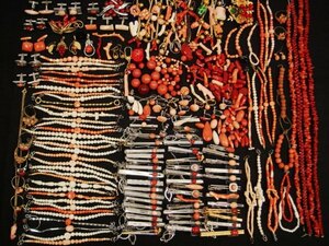  large amount!! red ..* peach color ..* white .. Junk ~ possible to use accessory set gross weight 982g* necklace * brooch * ring * loose * feather woven cord * top etc. 