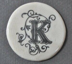 ナンタケットバスケット用のマンモス牙のレーザー彫イニシャルKの飾り文字プレート４２ｍｍ径