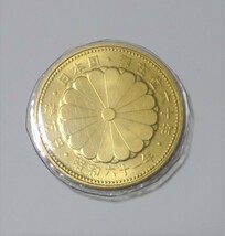 【送料無料】天皇陛下御在位60年記念貨幣 昭和61年10万円金貨20g・500円白銅貨13g・昭和61年銘 ケース入り 。_画像3