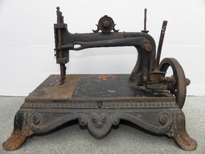 42 war front iron made hand turning sewing machine junk / antique Vintage old tool . pavilion Cafe objet d'art furniture 