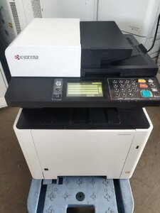 △印字2526枚 KYOCERA 京セラ カラーA4複合機 ECOSYS M5526cdw コピー/プリント/スキャン/FAX/両面印刷/コンパクト複合機【D0513M4】