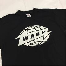 =検品済英輸入品= Sサイズ 缶バッジ付 黒ボディ ワープレコード Warp Records ロゴ 半袖Tシャツ - テクノ エレクトロニカ sonntagtshirts_画像3