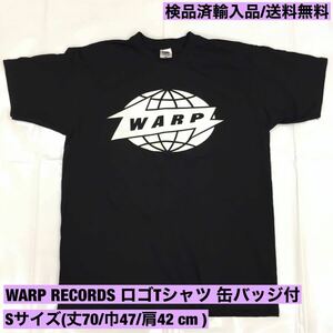 =検品済英輸入品= Sサイズ 缶バッジ付 黒ボディ ワープレコード Warp Records ロゴ 半袖Tシャツ - テクノ エレクトロニカ sonntagtshirts