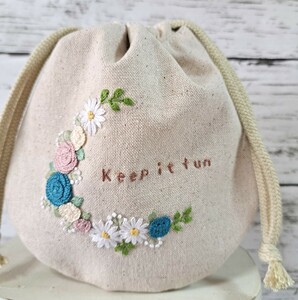 *ハンドメイド 「楽しんで」バラとマーガレットの手刺繍入り 巾着袋 ポーチ プレゼント サニタリー メイク道具 コスメ イヤホン 花 小物