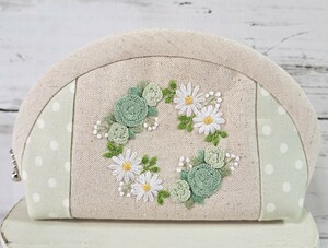 * hand made rose . Margaret. hand embroidery entering fastener pouch green present cosme make-up tool patchwork . medicine small articles sanitary 