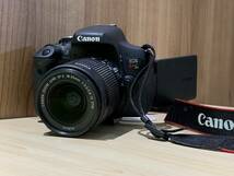 12483】Canon キャノン デジタル一眼レフカメラ EOS Kiss X8i ボディ + EF-S18-55mm F3.5-5.6 IS STM レンズ/バッテリー セット ジャンク_画像1