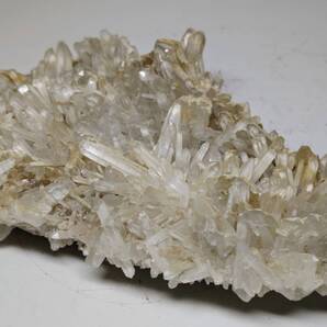 【 水晶 】1.1kg クォーツクラスター 原石 鑑賞石 自然石 天然石 水石 鉱物 鉱石 インテリア 置物