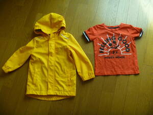 BOYS 3歳用黄色のRAIN COAT & DISNEY JUNIORの半袖T-シャツ　208