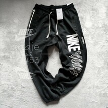 新品 正規品 NIKE STANDARD ISSUE ナイキ スウェットパンツ ジョガーパンツ テーパード ロゴ プリント 黒 ブラック ゆるめ XL_画像1