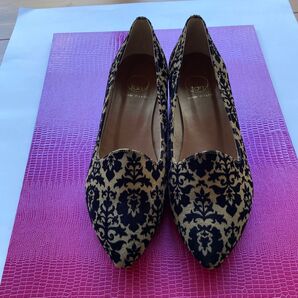 ローヒールパンプス ベージュに黒の花模様