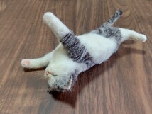 ＊obu＊ハンドメイド＊ 羊毛フェルト　猫 和猫 ごろ寝 サバトラ白猫 ねこ　ねじり へそ天 手のひらサイズ_画像4