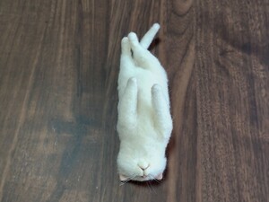 *obu* hand made * wool felt cat peace cat luck cat lie down on the floor white cat .... heaven palm size 