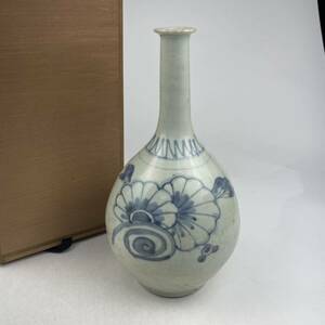  era old Imari blue and white ceramics flower . sake bottle flower raw . tree box attaching / era thing old Imari Edo period blue and white ceramics flower vase sake cup and bottle rain leak ..1903