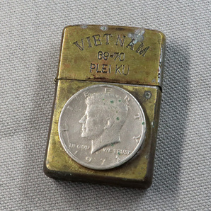 【1円〜／希少モデル】ベトナムジッポー VIETNAM ZIPPO オイルライター 1969年製 ミニーマウス・アメリカ50セント硬貨 （509M）の画像2