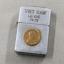 【1円〜／希少モデル】ベトナムジッポー VIETNAM ZIPPO オイルライター 1974年製 スヌーピー・パイロット・アメリカ1セント硬貨／（509I）_画像2